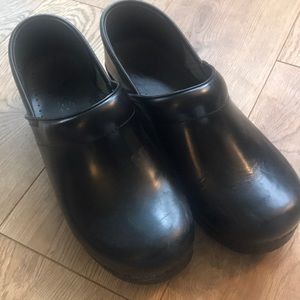 Dansko black 38 professional mule
